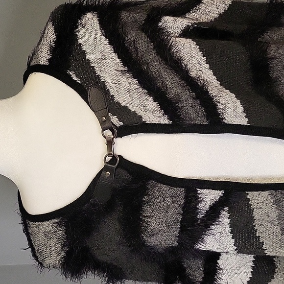 BCBGMaxAzria Soft Abstract Knit Poncho Cape with Black Fringe Detail - Size S/M - Picture 6 of 12